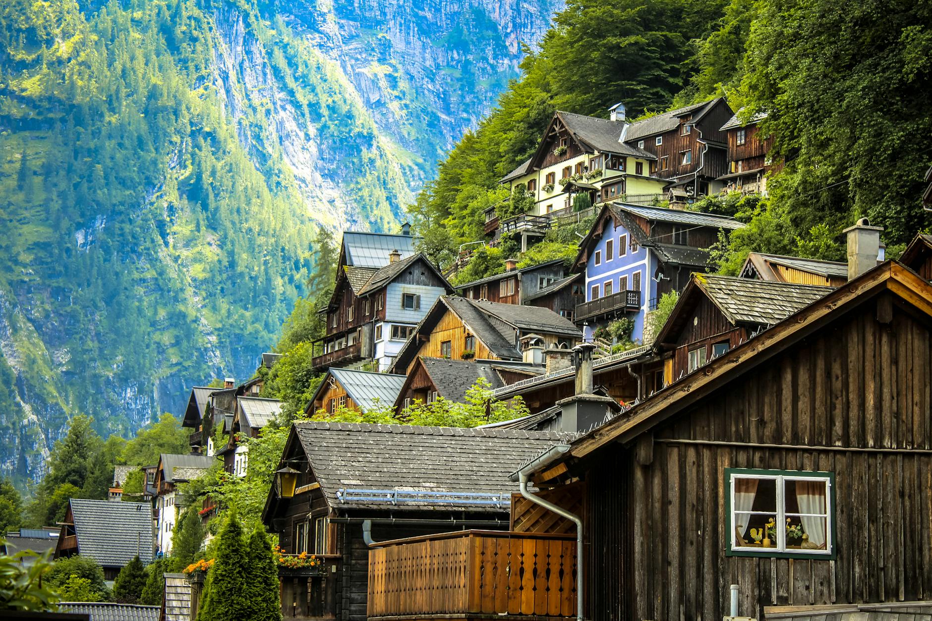 houses near the mountain